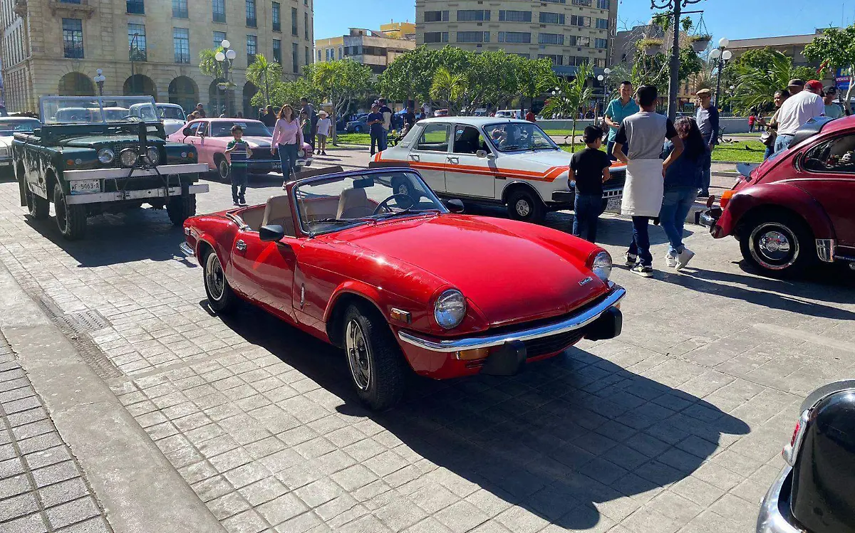 Autos clásicos se presentan en plaza de Tampico 